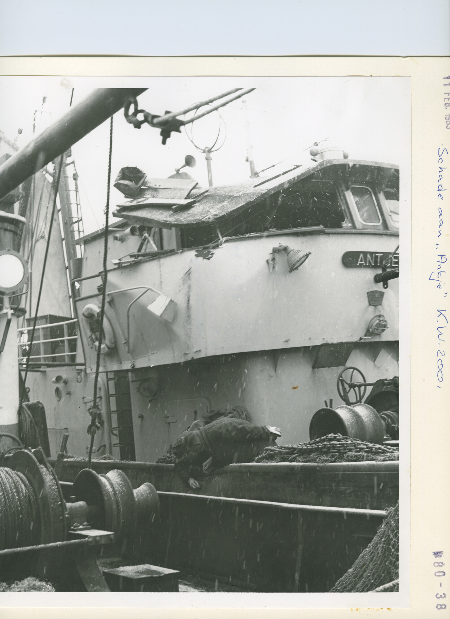 S.5444(4021)08; Foto van de aanvaringsschade bij het visserschip Antje (KW 200); foto