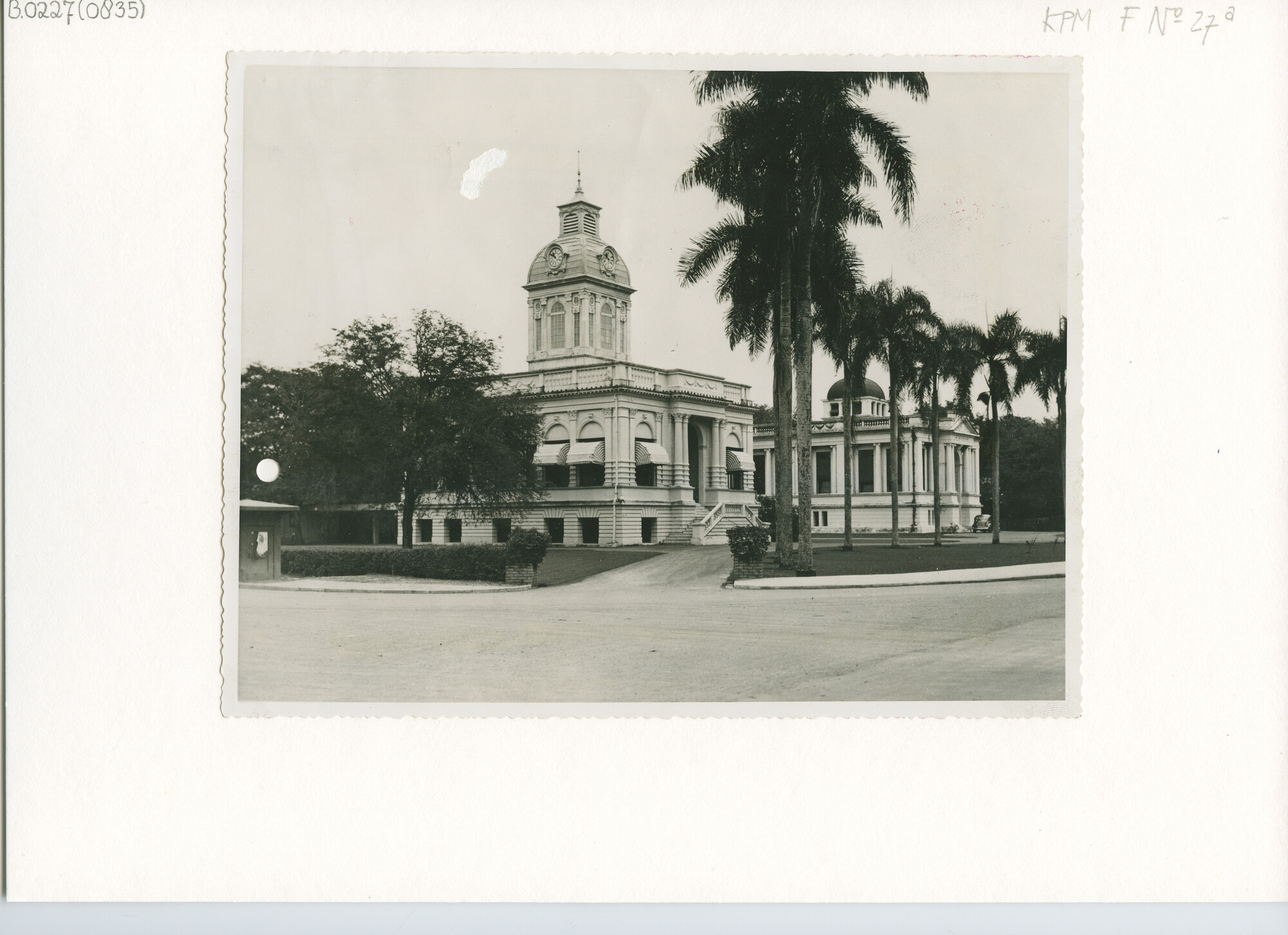 B.0227(0835); Het Gemeentehuis te Medan, met op de achtergrond het bankgebouw van de [...]; foto