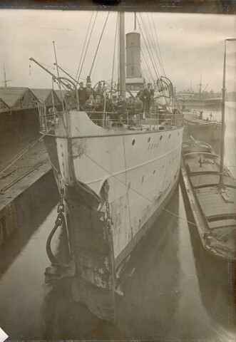 2003.0079; Foto van de zwaar gehavende voorsteven van het Britse ss. 'Erna' van Murray & Crawford Ltd; foto