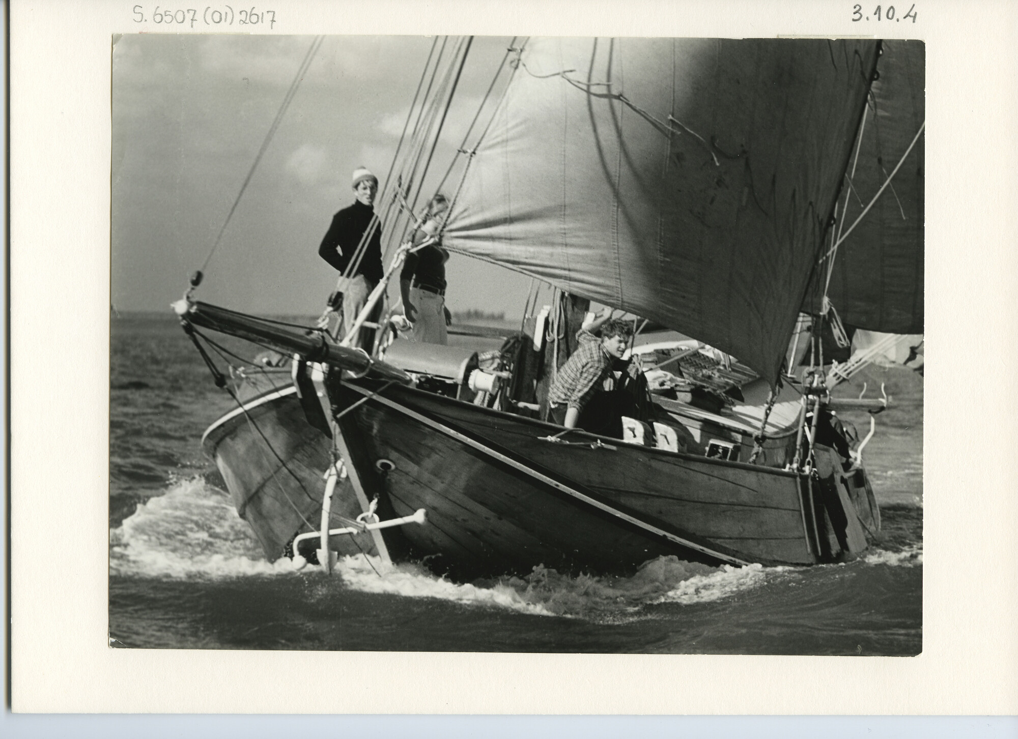 S.6507(01)2617; Vooraanzicht van een met ruime wind zeilende hoogaars; foto