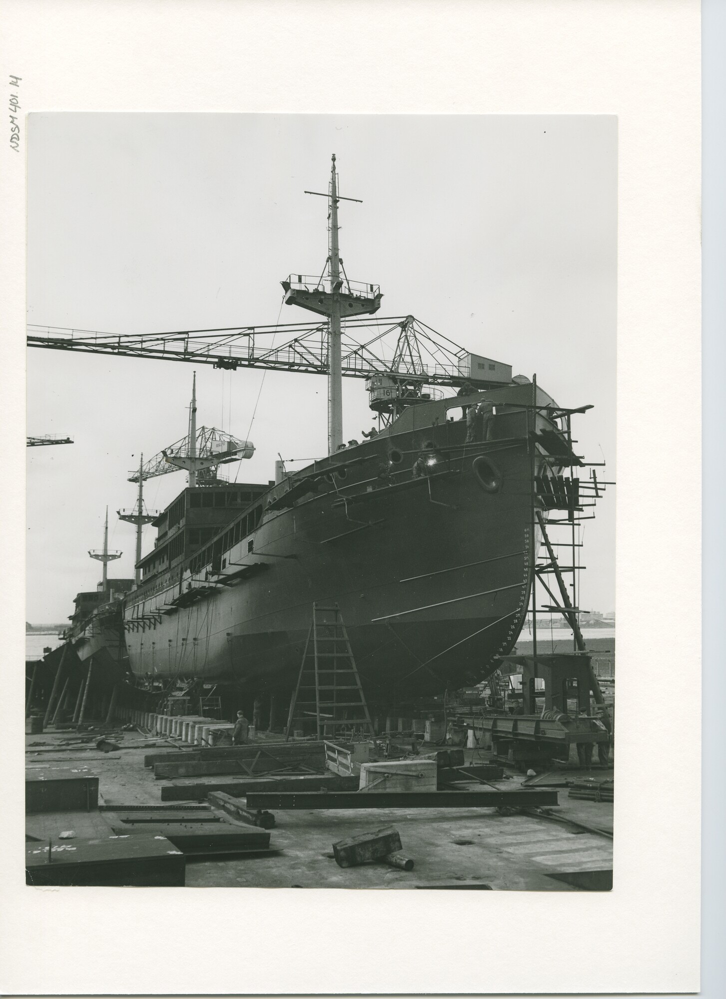 S.5444(1655); Foto van het vracht-passagiersschip ms. Karossa in aanbouw bij de NDSM; foto