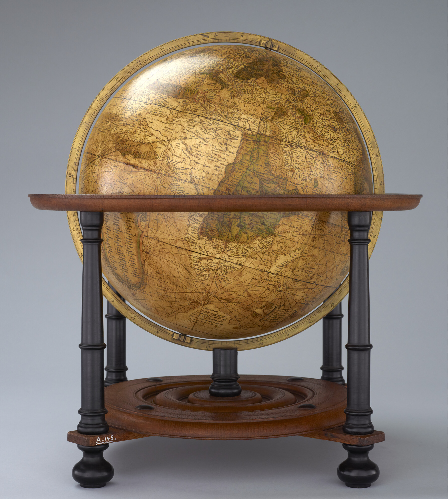 A.0145(025)01; Aardglobe van 42 cm. in doorsnede door Gerard Mercator, 1541, waarschijnlijk een facsimile editie uit 1875; globe