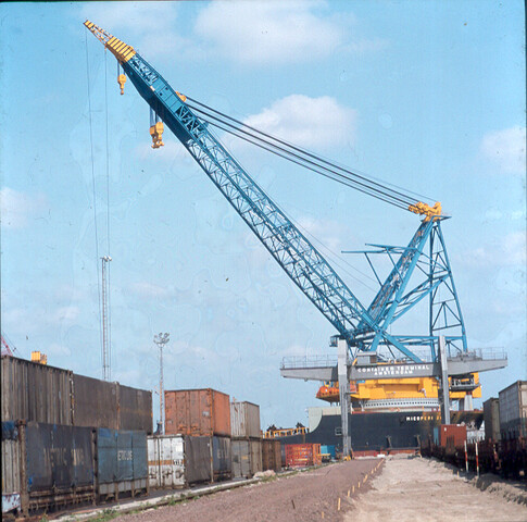 S.9100(6152); Containerterminal in de Amsterdamse haven; diapositief