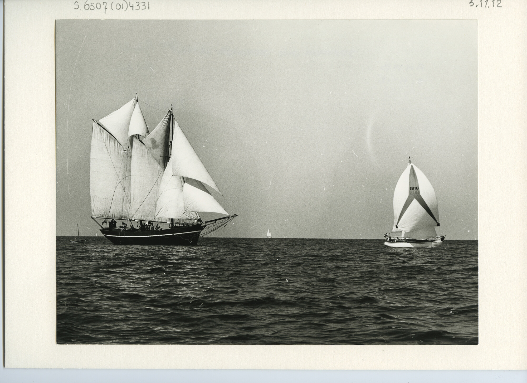 S.6507(01)4331; De topzeilschoener Elisabeth Louw met zwarte romp met witte bies zeilend op het IJselmeer; foto