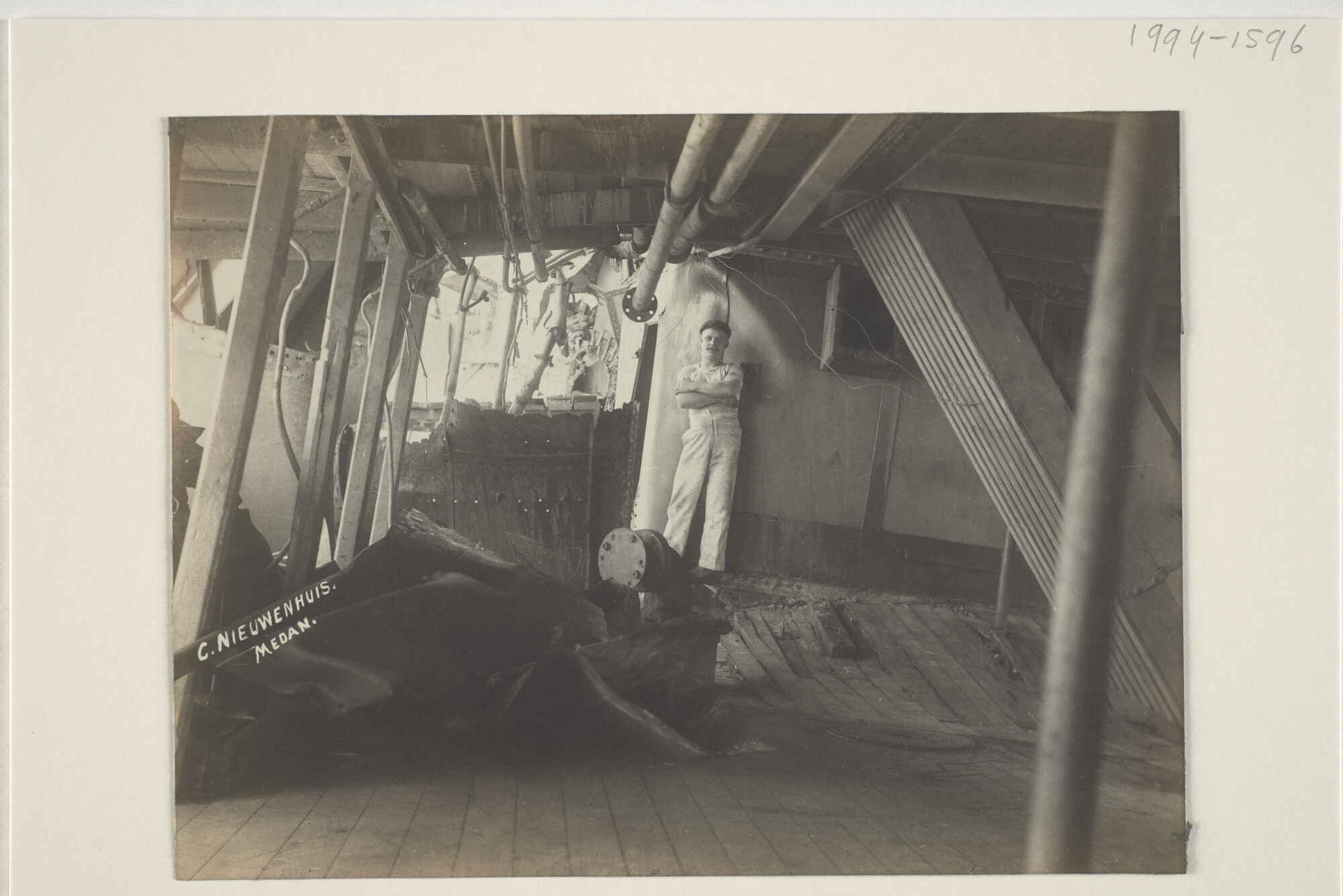 1994.1596; Schadefoto's van het ss. 'Pahud' na de ketelexplosie aan de steiger te Belawan-Deli, april 1908; fotoreportage