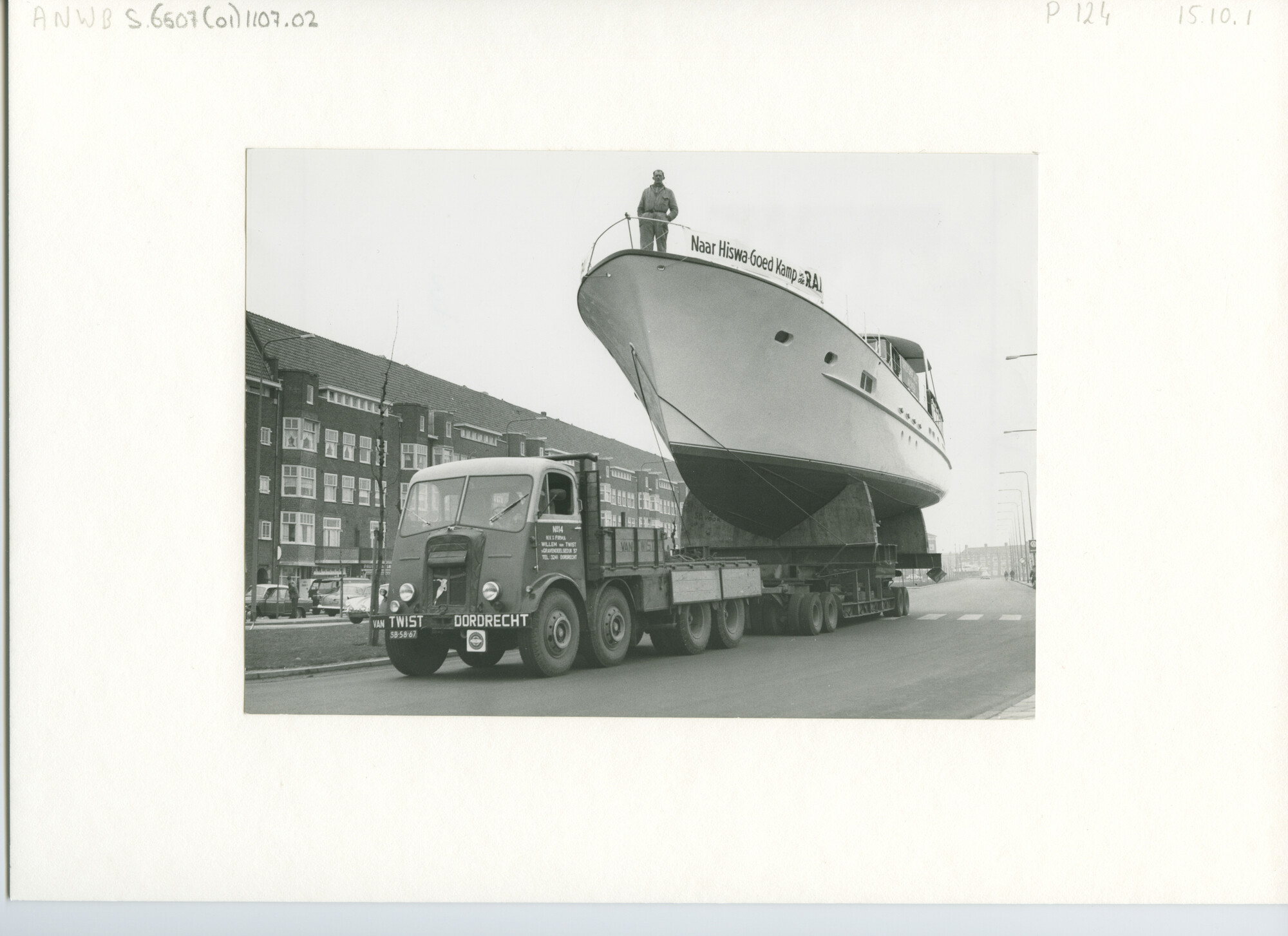 S.6507(01)1107.02; Fotos van het binnenrijden van het grote stalen motorjacht Witvis van Nic. Witsen en Vis; foto