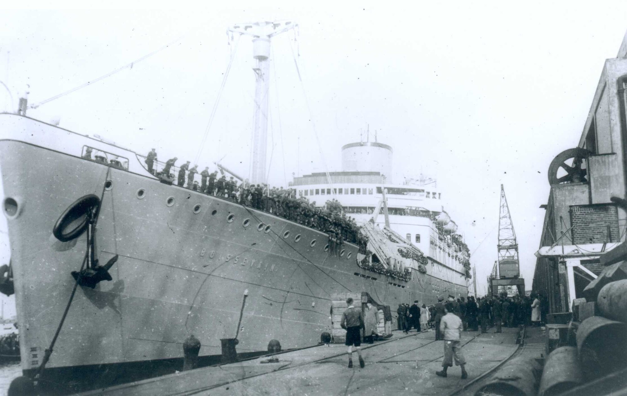 A.5765; Album met foto's van het inschepen van militairen in Amsterdam op diverse schepen; fotoalbum