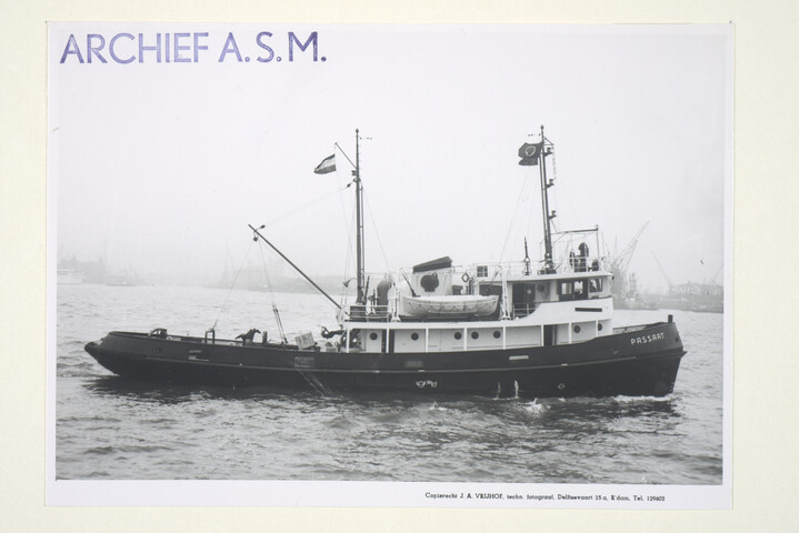 S.5219(12)0243; De bergings- en brandblussleepboot 'Passaat', gebouwd op de ASM, varende op de Maas te Rotterdam (stuurboordaanzicht); foto