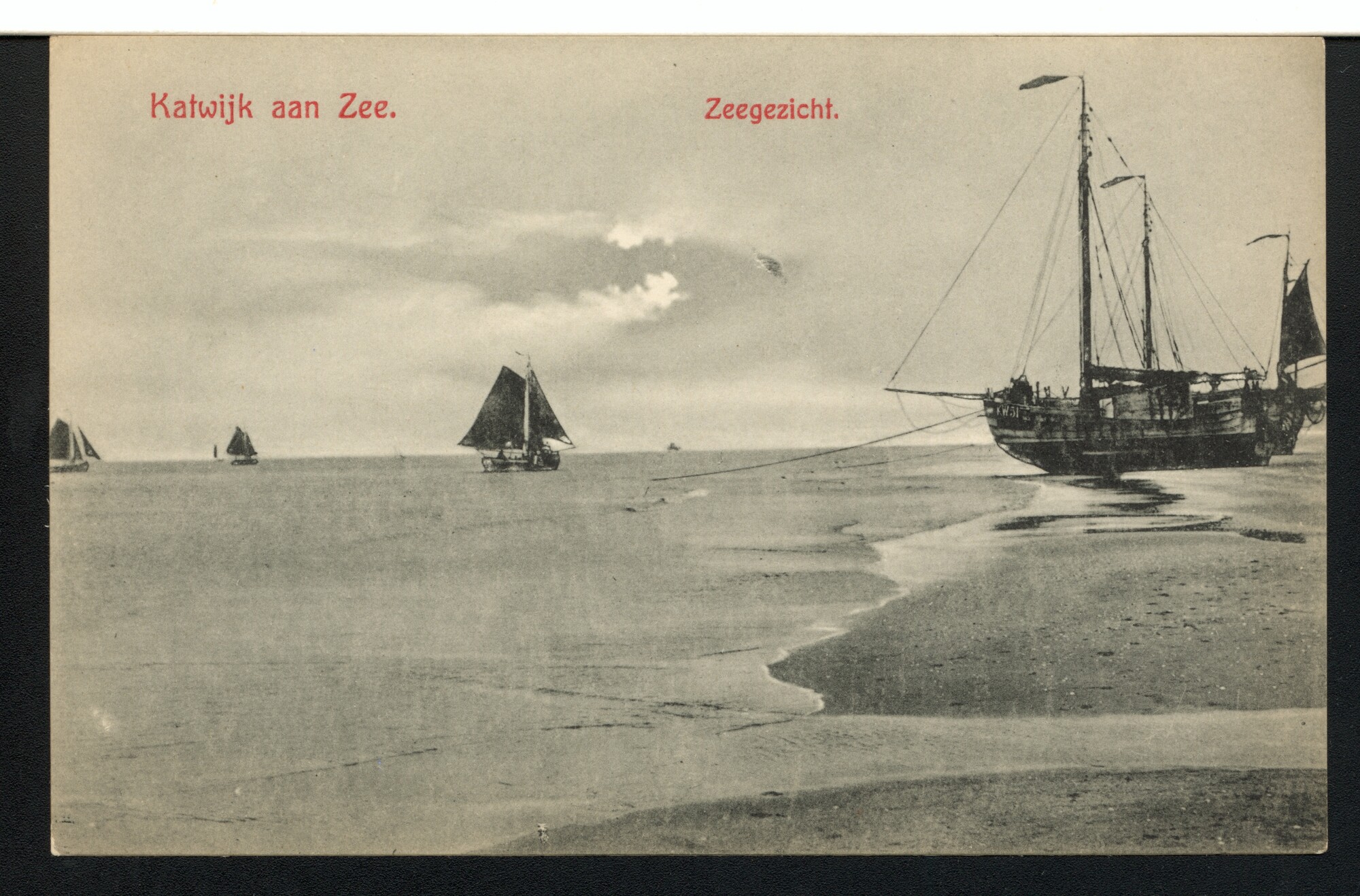 1993.8272; Zeegezicht bij Katwijk aan Zee met enkele vissersschuiten; prentbriefkaart
