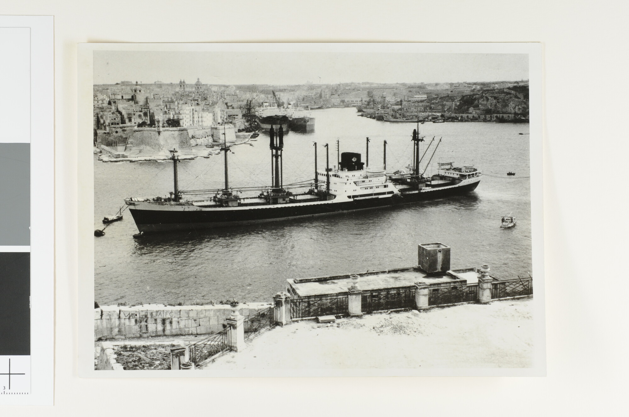 A.4426(21); Het vrachtschip ms. 'Neder Weser' van de Nedlloyd (met oud NLL-embleem); foto