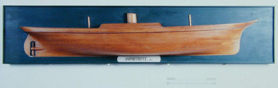 S.0825(1); Halfmodel van het schroefstoomschip Amphitrite; scheepsmodel