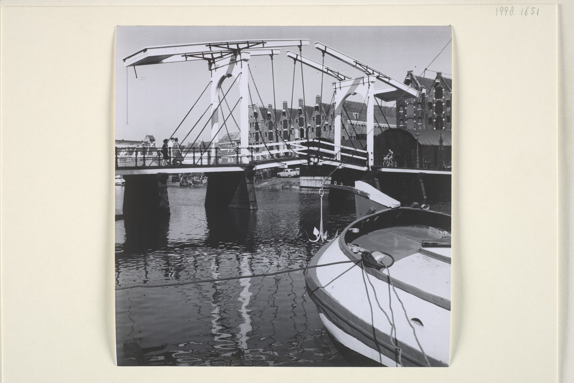 1998.1651; Stadsgezicht te Amsterdam: uitkijk op de ophaalbrug over de Prinseneilandgracht [...]; foto