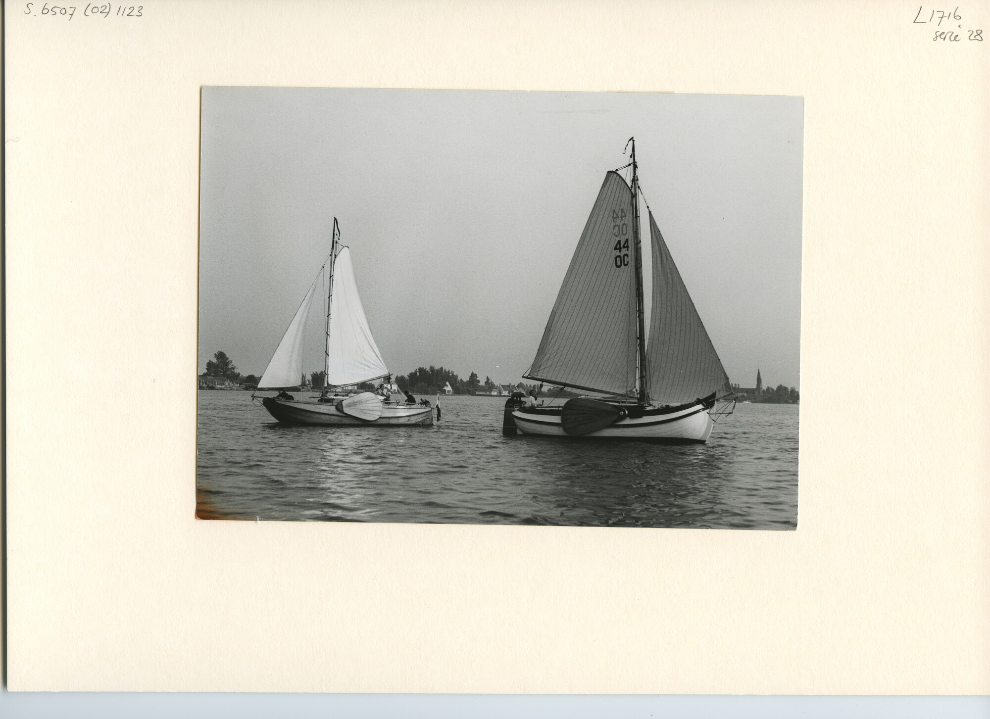 S.6507(02)1123.03; Zwart-wit foto van een wedstrijd voor ronde en platbodemjachten op de Westeinderplassen; foto