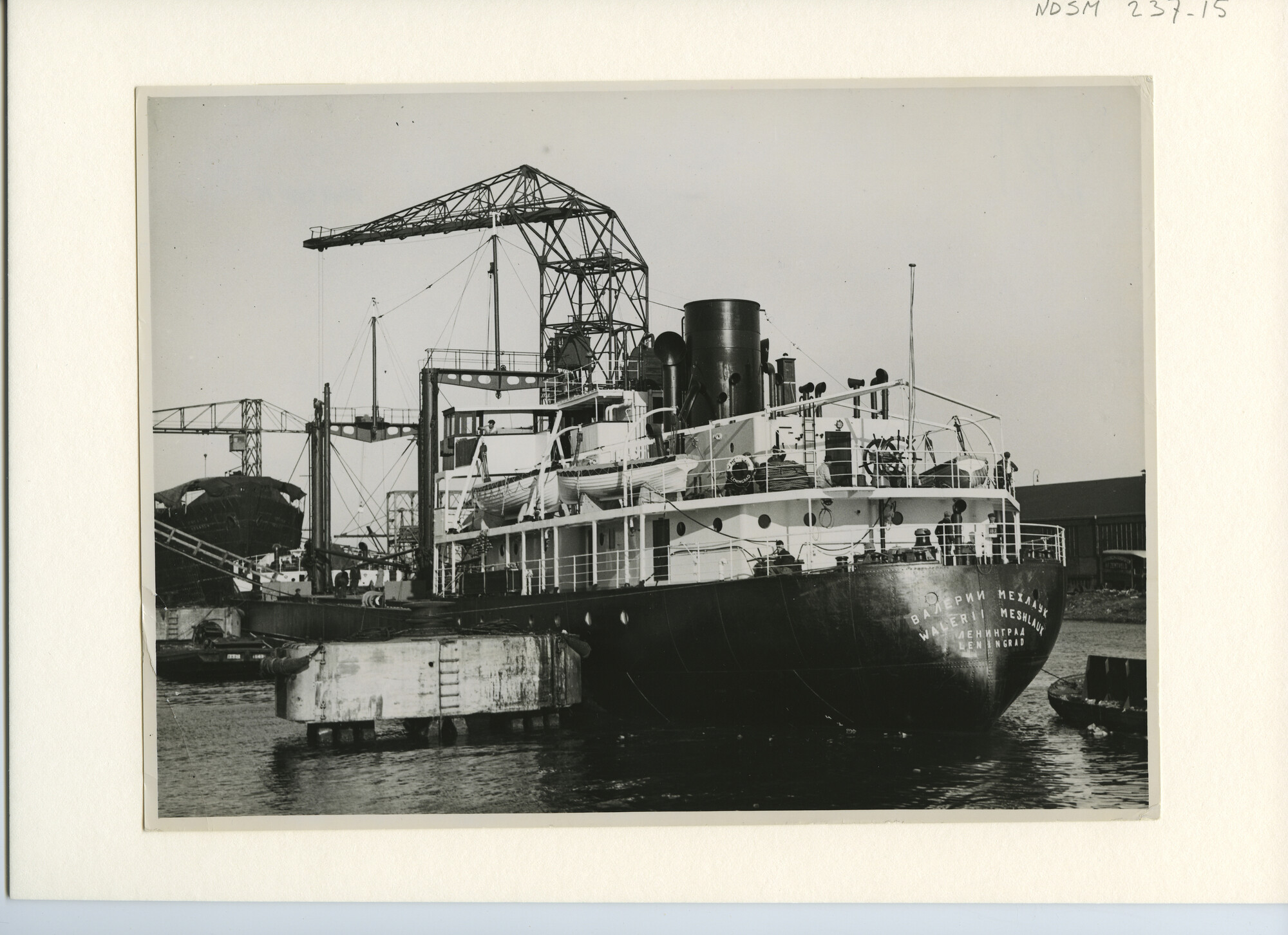 S.5444(01200)02; Foto van het vrachtschip ms. 'Walerii Mershlauk', tijdens afbouw.; foto