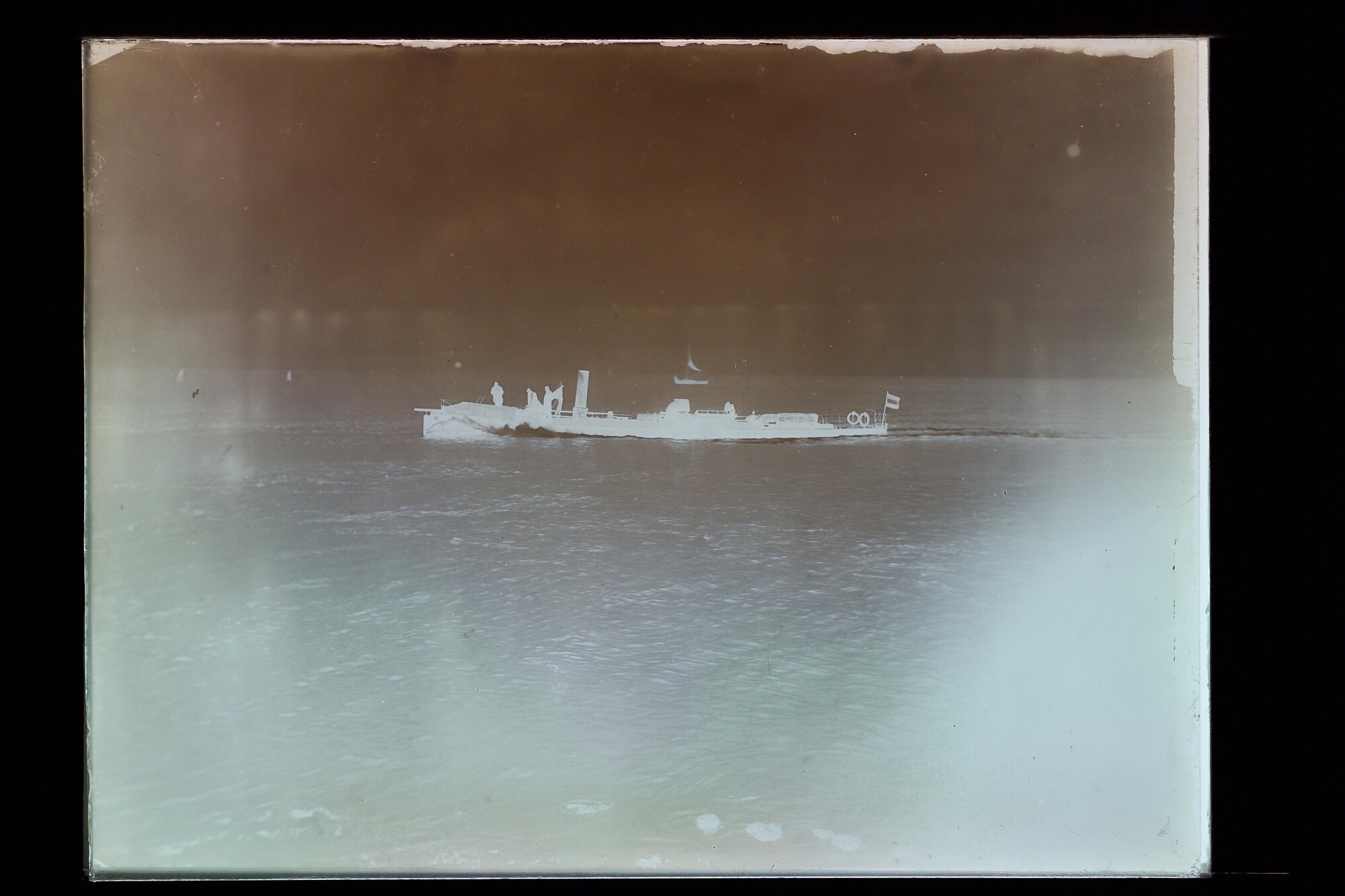 S.3319(220)a; De spartorpedoboot IX de haven van het Nieuwe Diep binnenvarend; negatief
