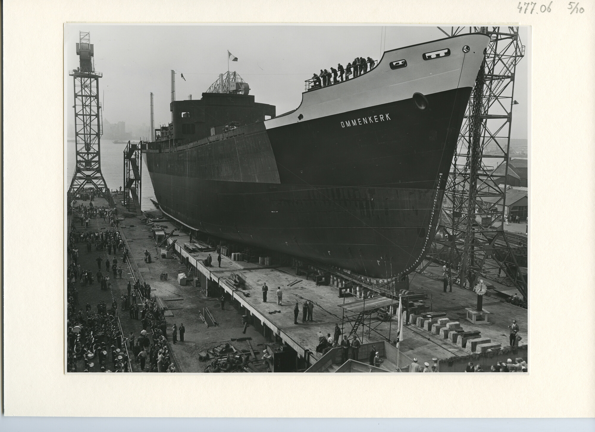 S.5444(2740)05; Foto van de tewaterlating van het vrachtschip ms. Ommenkerk; foto