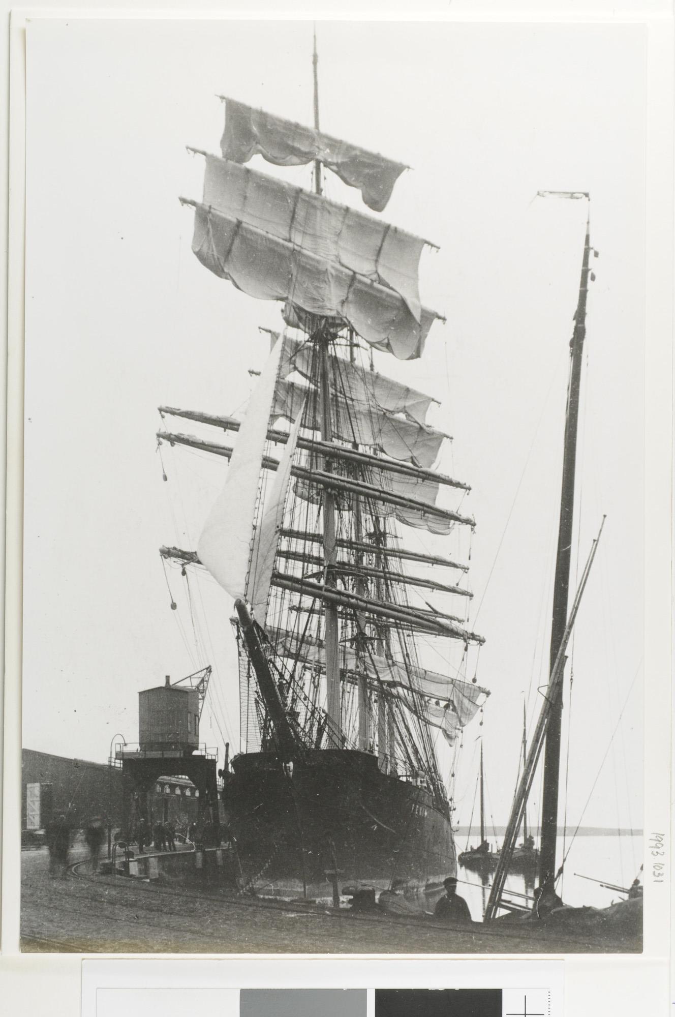 1993.1031; De Duitse 4-mast bark 'Peking' van F. Laeisz uit Hamburg, gebouwd in 1911 bij Blohm & Voss te Hamburg, ligt aan een havenkade gemeerd; foto