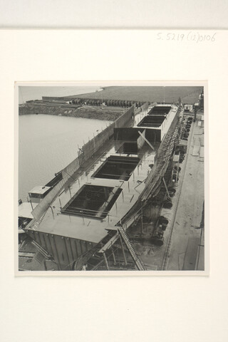 S.5219(12)0106; Foto's van de bouw van het Finse vrachtschip ss. 'Pamilo' voor Enso Gutzeit te Helsinki op de dwarshelling van de ASM; fotoreportage
