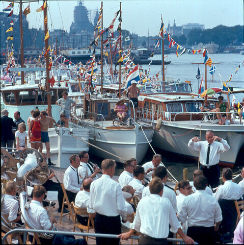 S.9100(4142); Amsterdam police band salutes golden armada; diapositief
