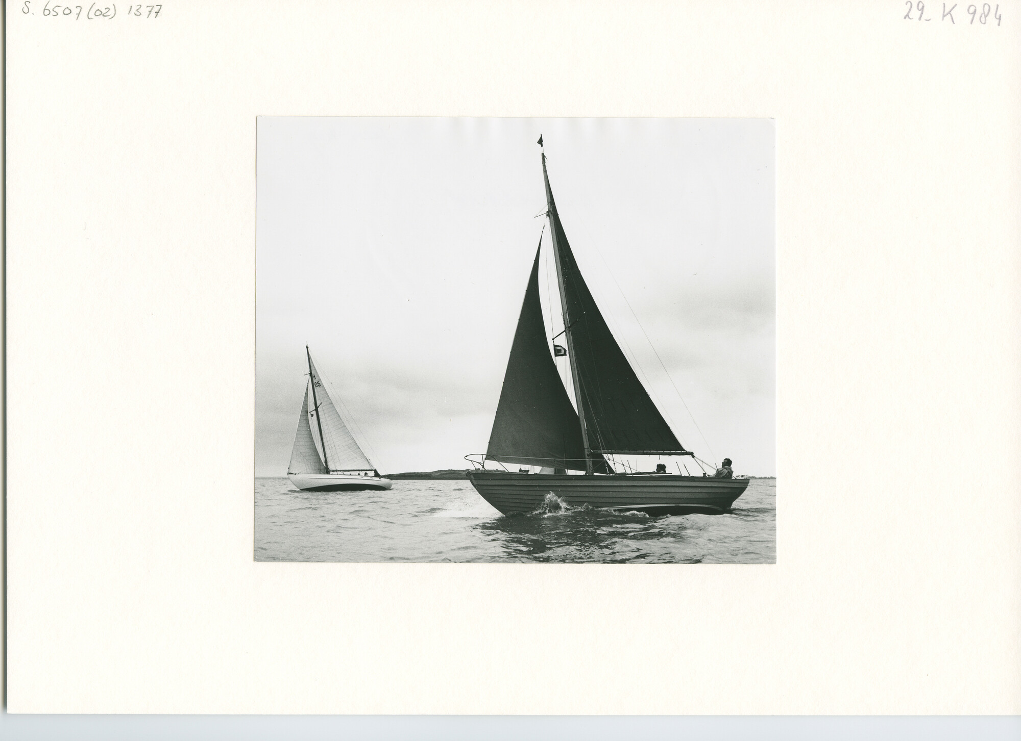 S.6507(02)1377.01; Zwart-wit foto van de nachtwedstrijd voor de RORC-klassen op het IJsselmeer in 1957; foto