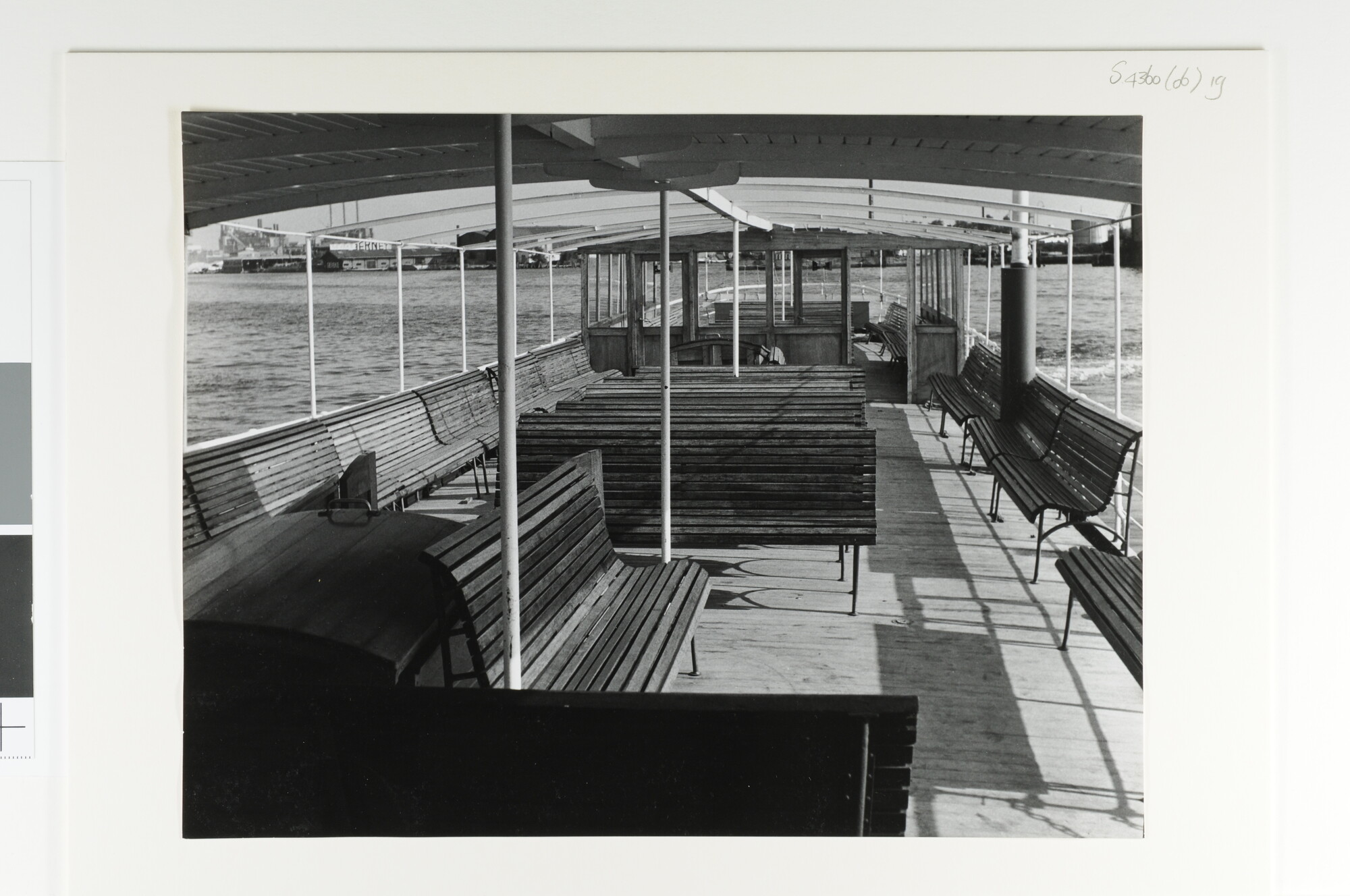 S.4360(06)19; Interieurfoto genomen aan boord van het passagiersschip ms. Eiland Marken [...]; foto