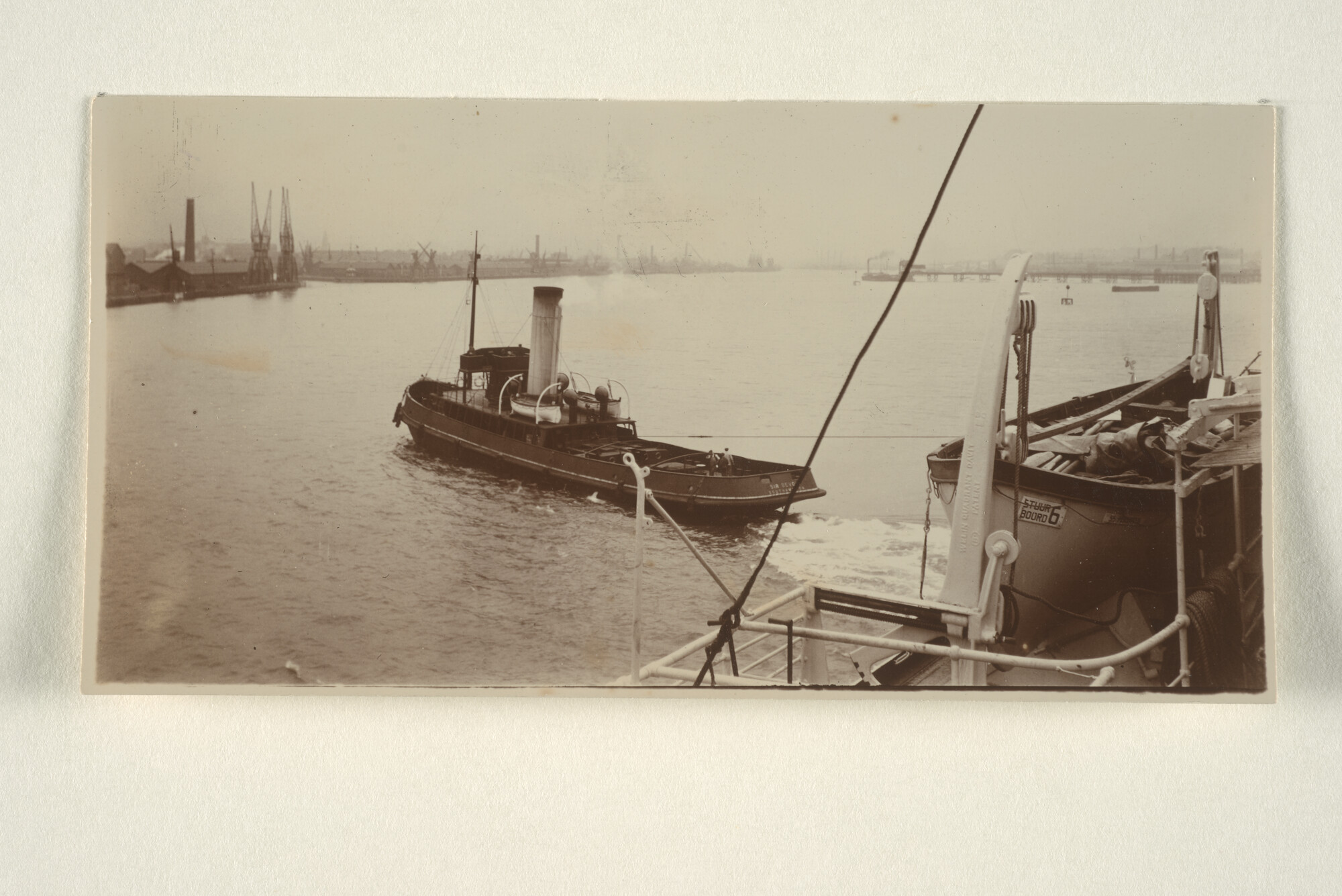 1997.1422; Een stoomhavensleepboot assisteert het mailschip ss. Jan Pieterszoon Coen van de SMN; foto