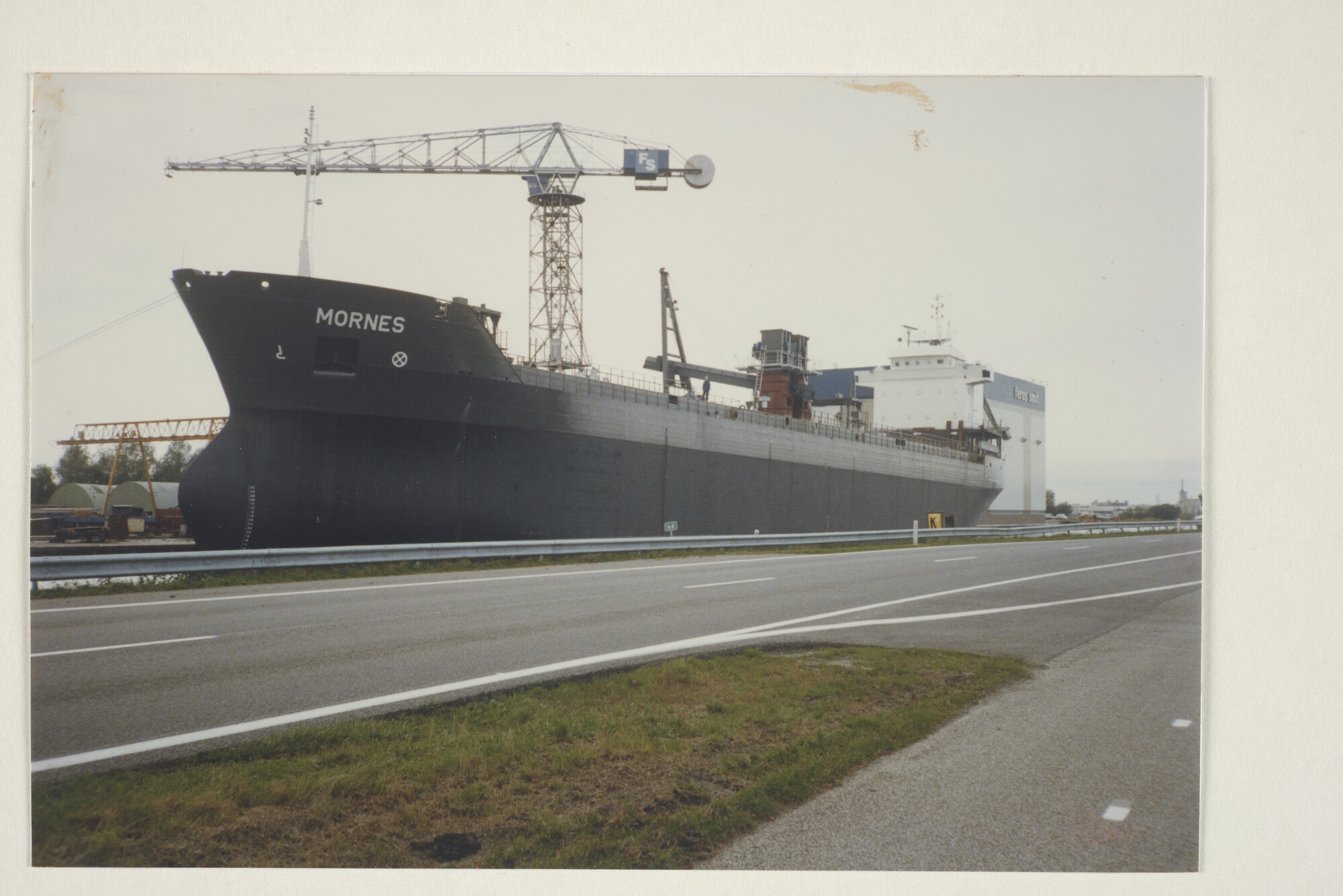 1997.4601; Kleurenfoto van het Noorse vrachtschip ms. 'Mornes' van Norwegian Partnes Ltd; foto