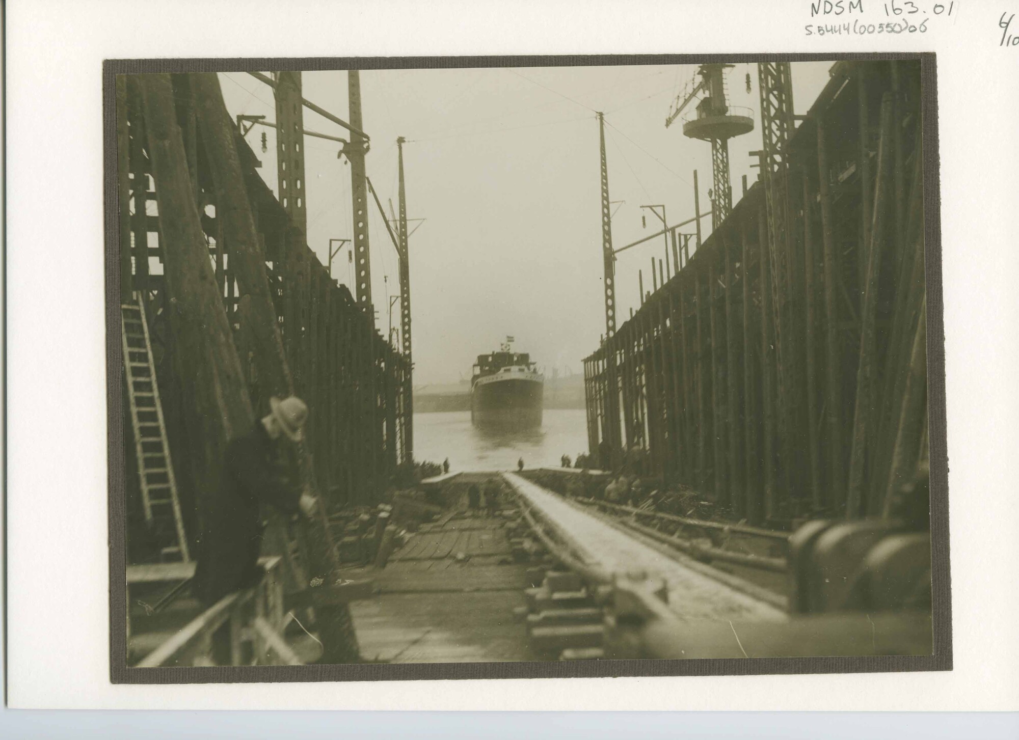 S.5444(0550)06; Foto van de tewaterlating van het vracht-passagiersschip ss. Swartenhondt; foto