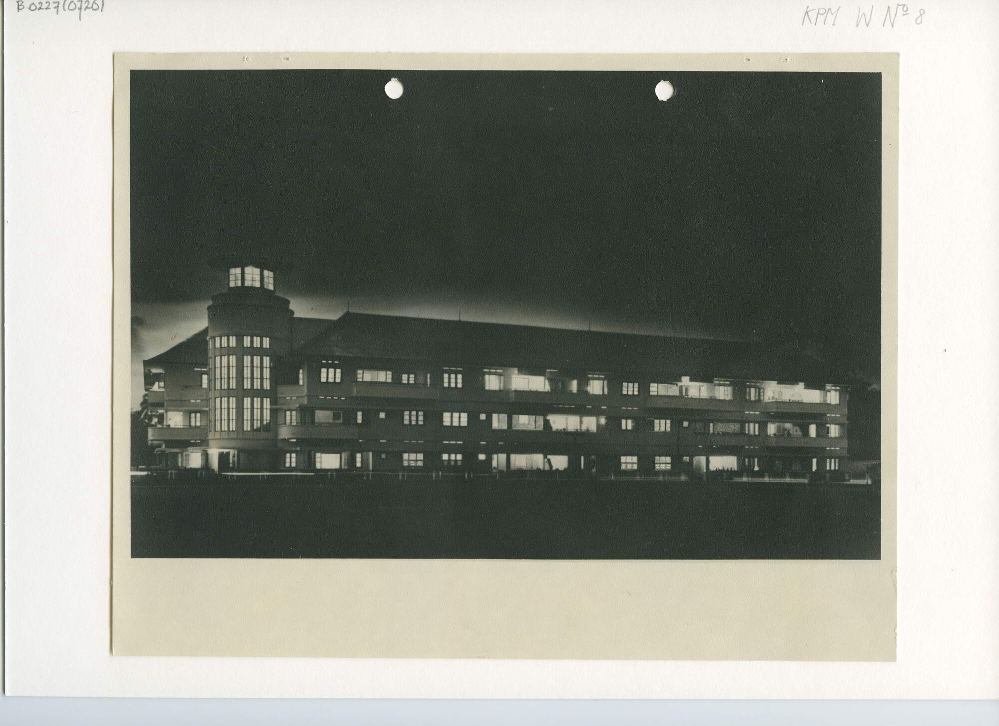 B.0227(0726); Het flatgebouw van de KPM te Kebajorang [...]; foto