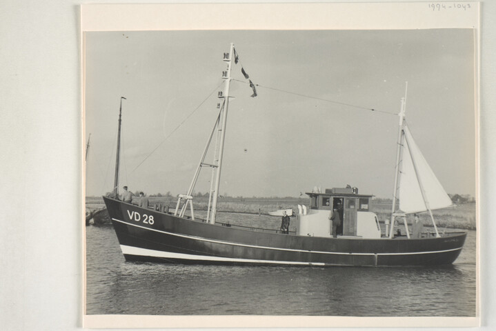 1994.1043; Foto's van de bouw bij Scheepswerf Van Goor Monnickendam van de coaster ms. 'Lenie', van de 'Pergo' en van de hopper-zuiger 'Reimerswaal'; fotoalbum