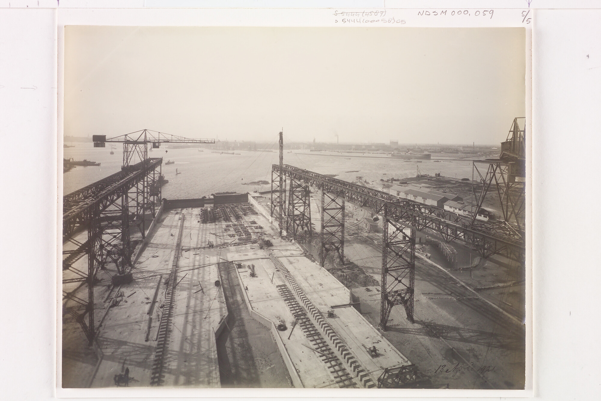 S.5444(00058)05; Foto van de nieuwbouw van de werf van de Nederlandsche Scheepsbouw Maatschappij aan de Cornelis Douwesweg in Amsterdam; foto