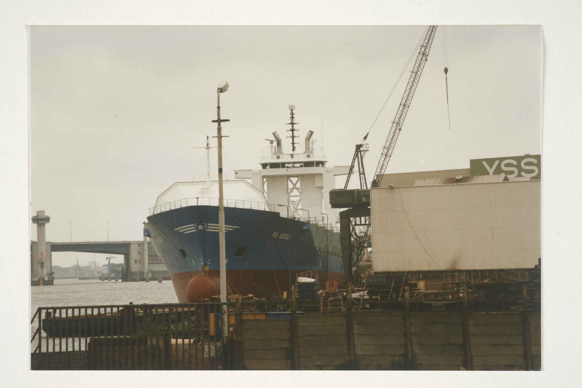 2000.0944; Kleurenfoto van het vrachtschip ms. 'Sea Nordica' van Rederij Madora VI (Poseidon) aan de afbouwkade van de YVC IJsselwerf, 1977; foto