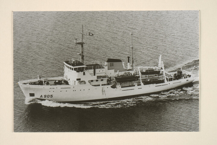 1994.7033; Luchtfoto van het opnemingsvaartuig Hr.Ms. Blommendal (A 905) op zee [...]; foto