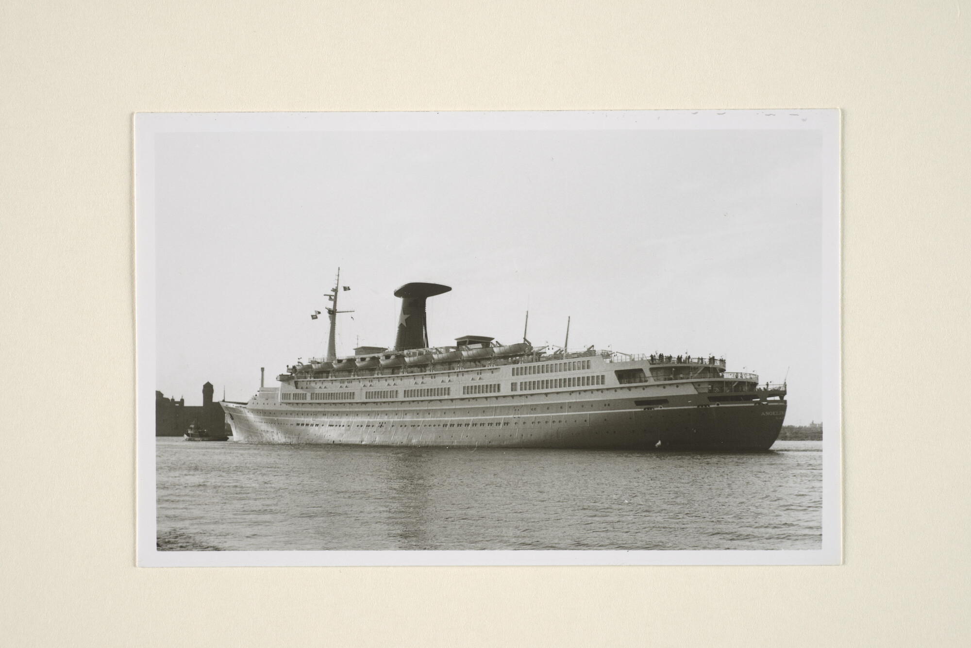 1995.5038; Het Italiaanse cruiseschip ms. Angelina Lauro van Flotta Lauro (ex- Oranje van de Stoomvaart Maatschappij Nederland), omstreeks 1970; foto