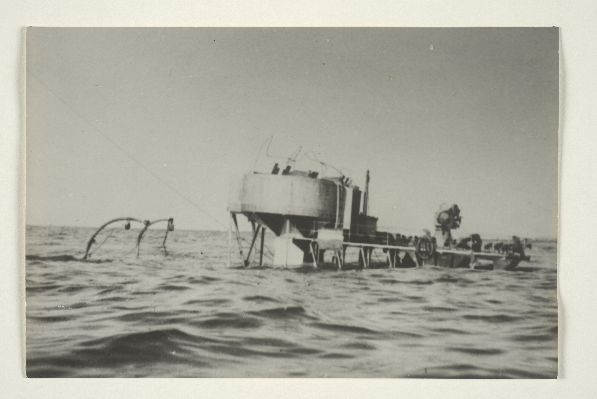 2000.3379; Foto's van het gestrande en gezonken vrachtschip ms. 'Palembang' van de Rotterdamsche Lloyd vlak voor de haven van Alexandrië november 1944; fotoreportage