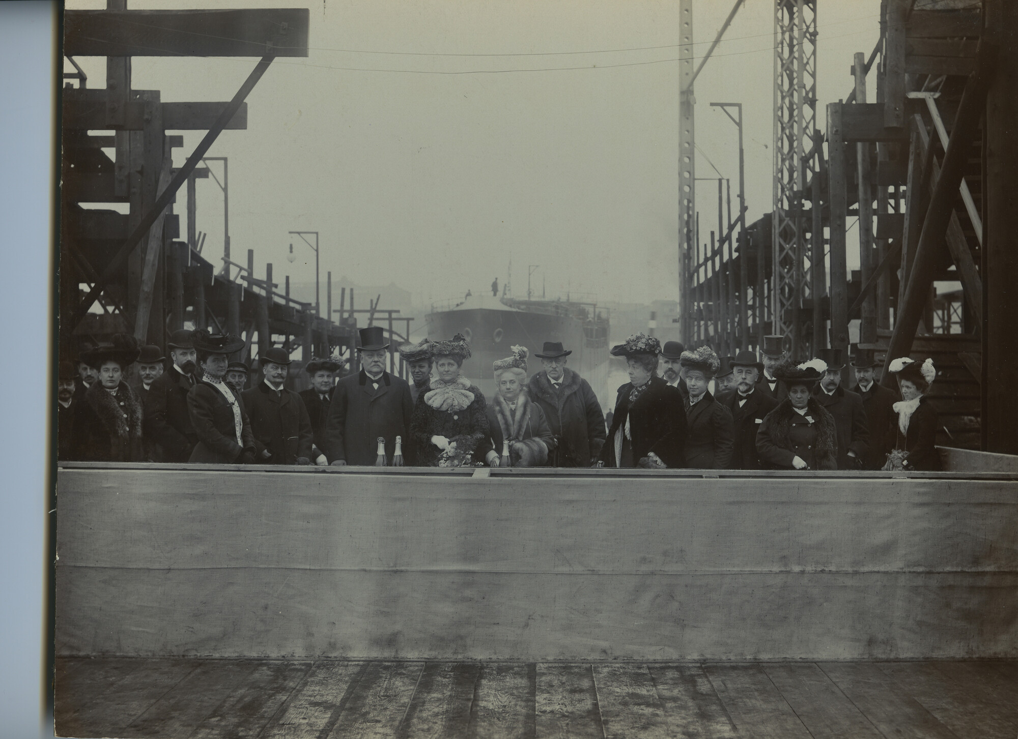 S.5444(0175)2; Foto van de tewaterlating van de tanker ss. Palembang; foto