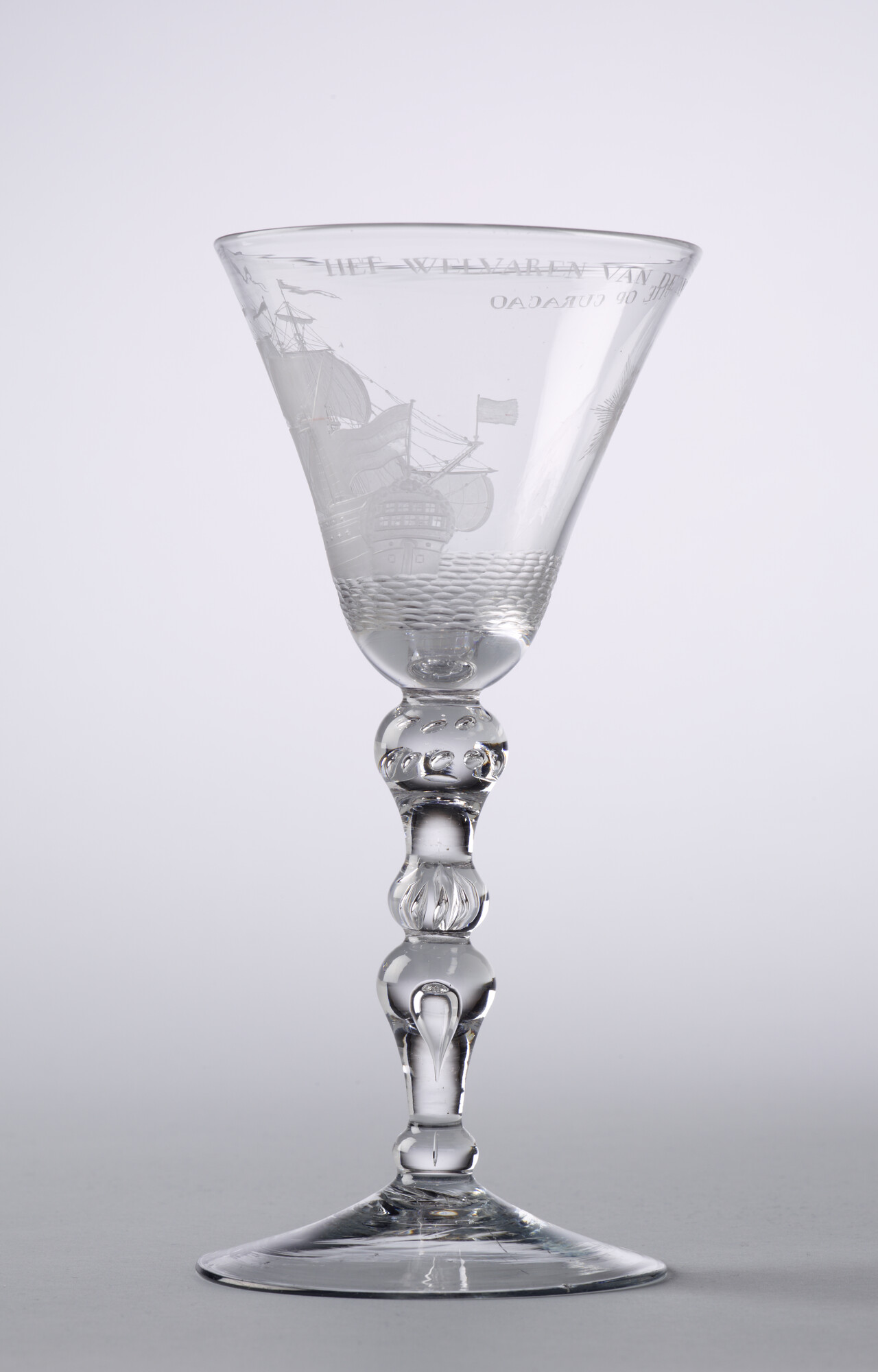 A.5217; Kelkglas met radgravure van een bewapend koopvaardijschip; drinkglas