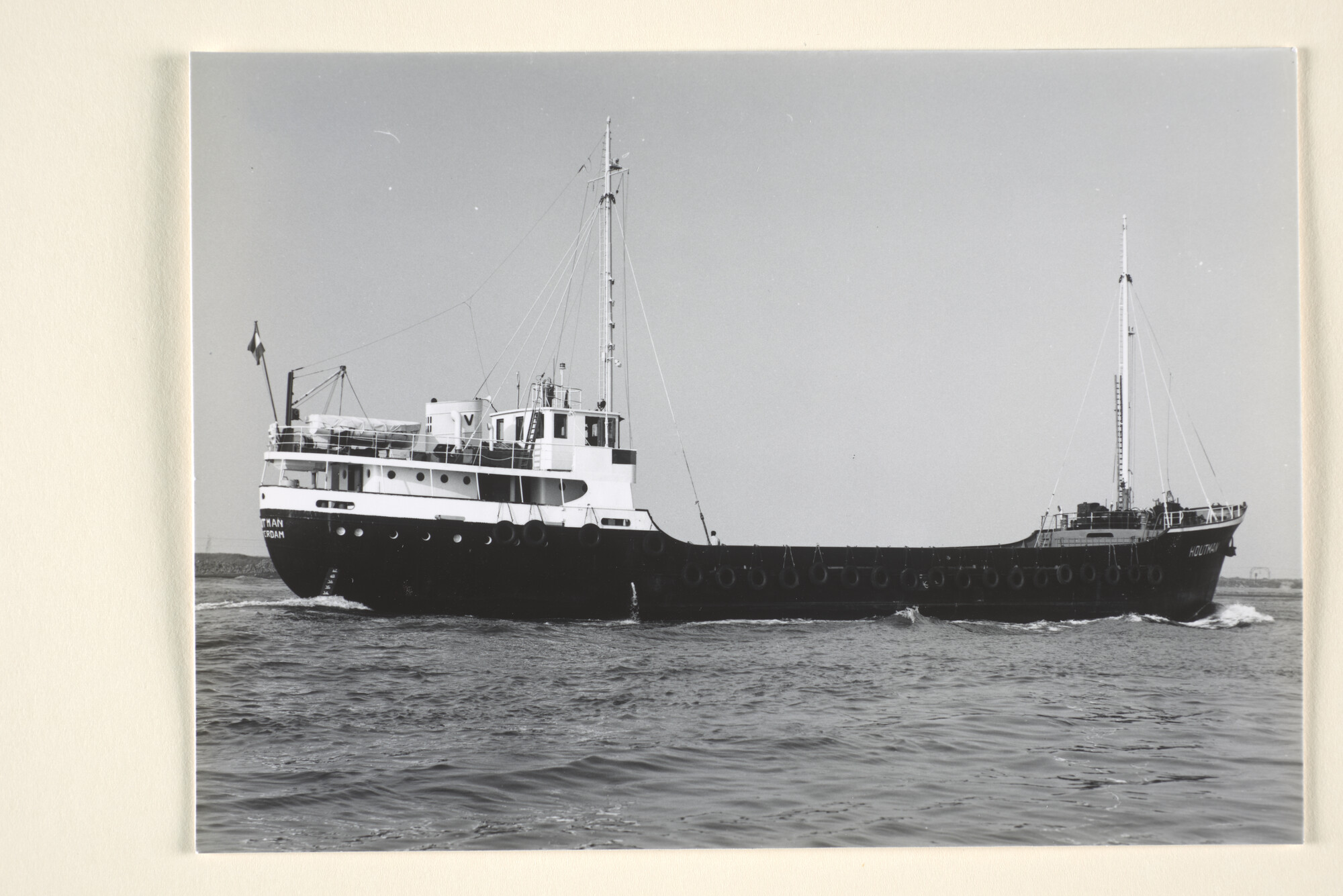 1996.2236; De coaster ms. Houtman van J. Vermaas Scheepvaart Bedrijf te Rotterdam [...]; foto
