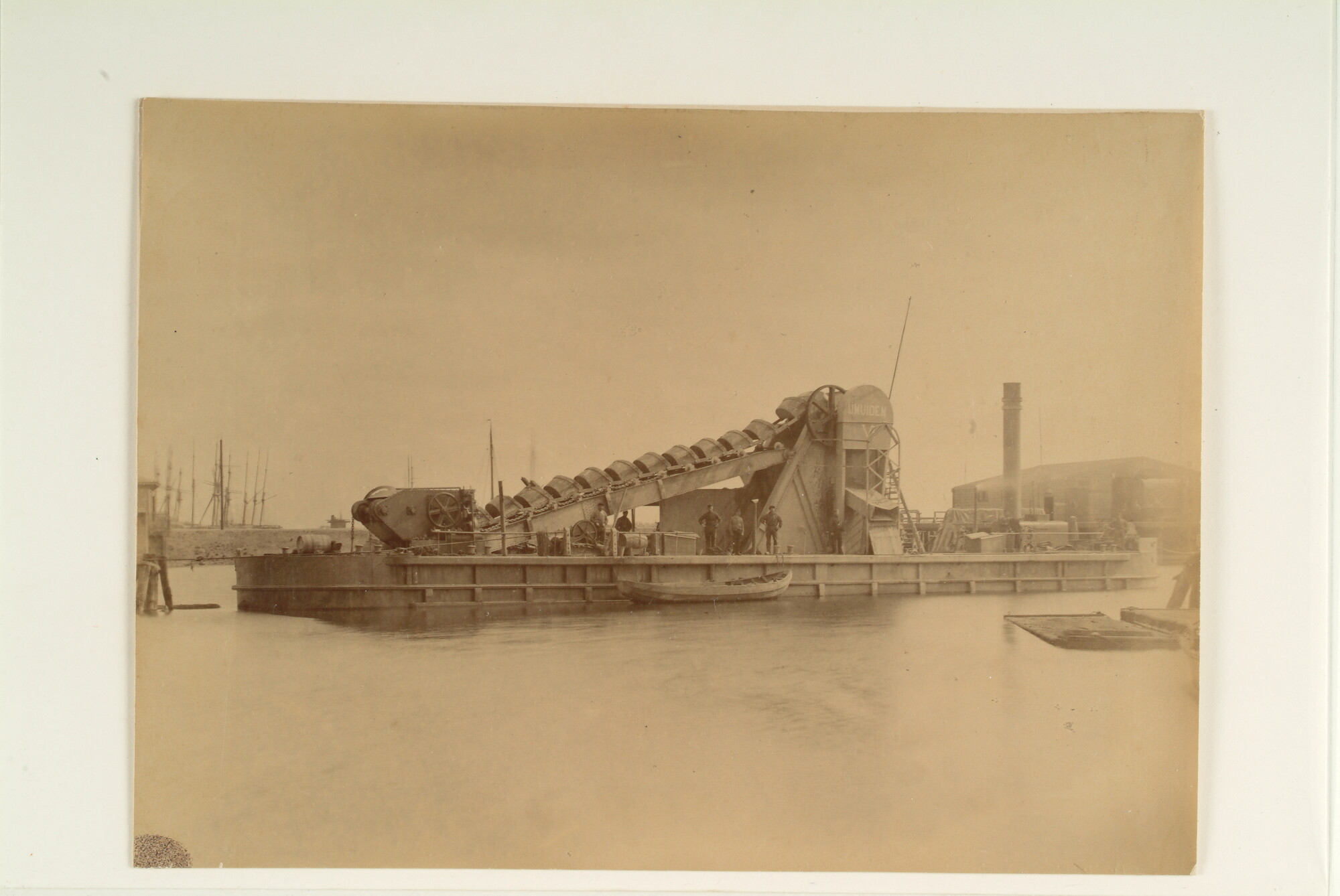 S.1156(06)146; De baggermolen 'IJmuiden' van de firma Volker & Bos, zijaanzicht; foto