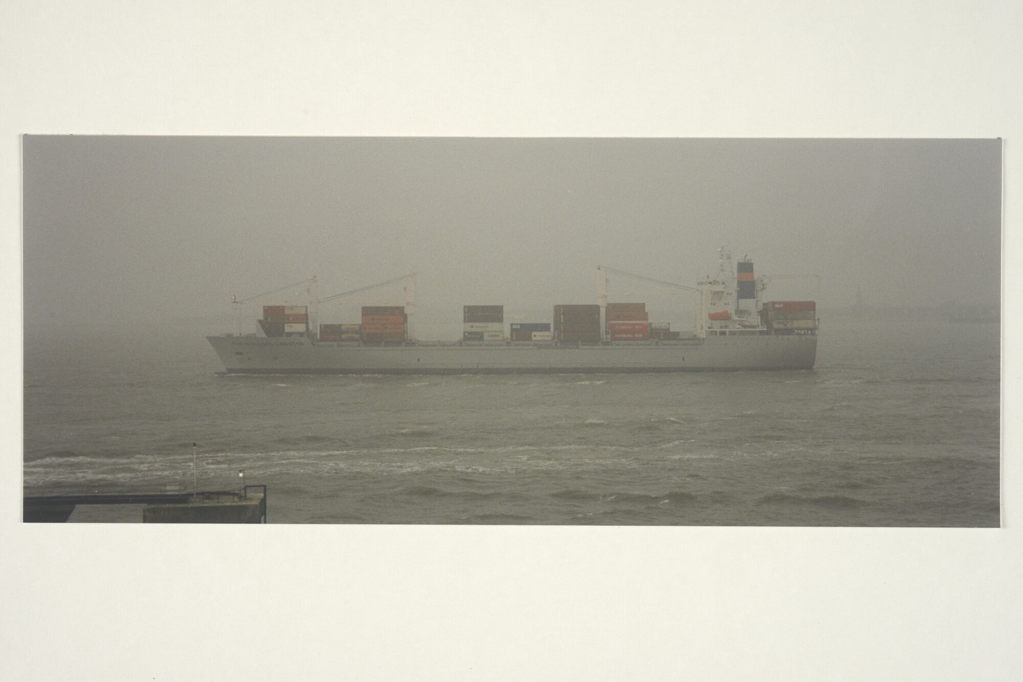 1998.2176; Kleurenfoto van het containerschip ms. 'Nedlloyd Kingston' van P & O - Nedlloyd varende in de mist [...]; foto