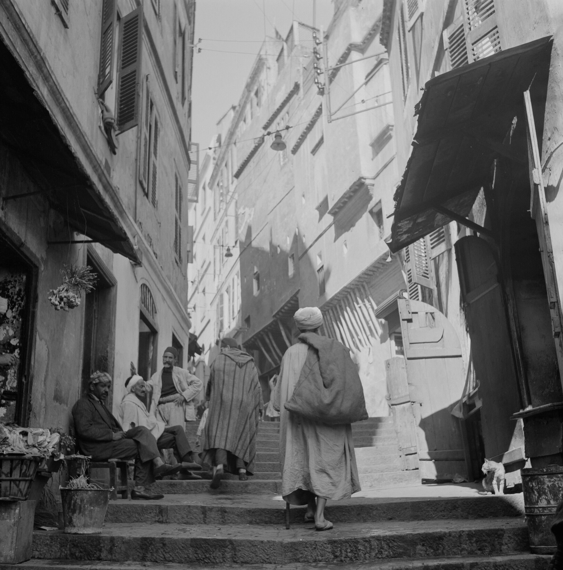 2015.2558; Negatief van mannen in een straat te Algiers; negatief