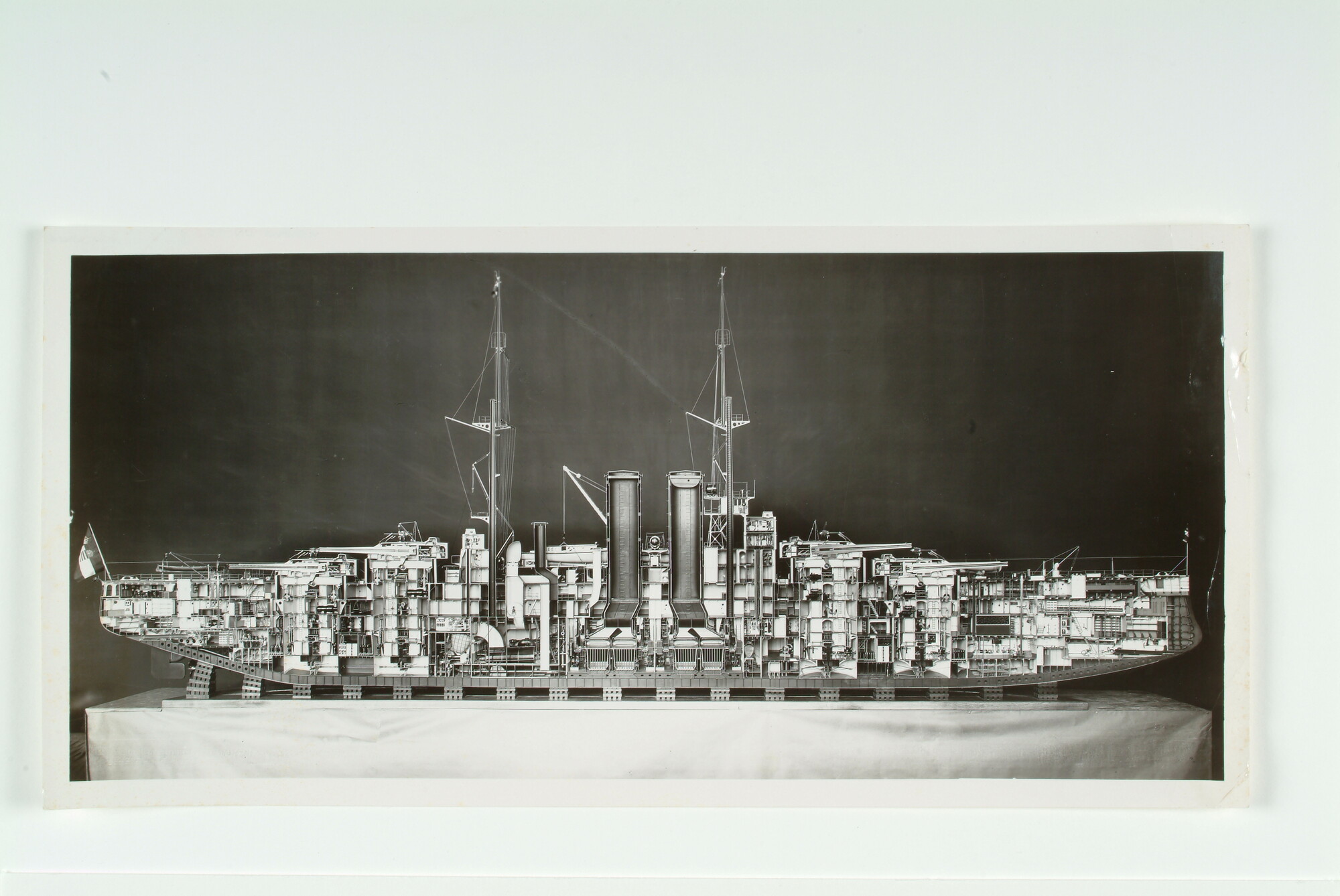 S.4269(002)053; Foto van het opengewerkte scheepsmodel van het Oostenrijks-Hongaarse slagschip (Dreadnought) "Viribus Unitis"; foto