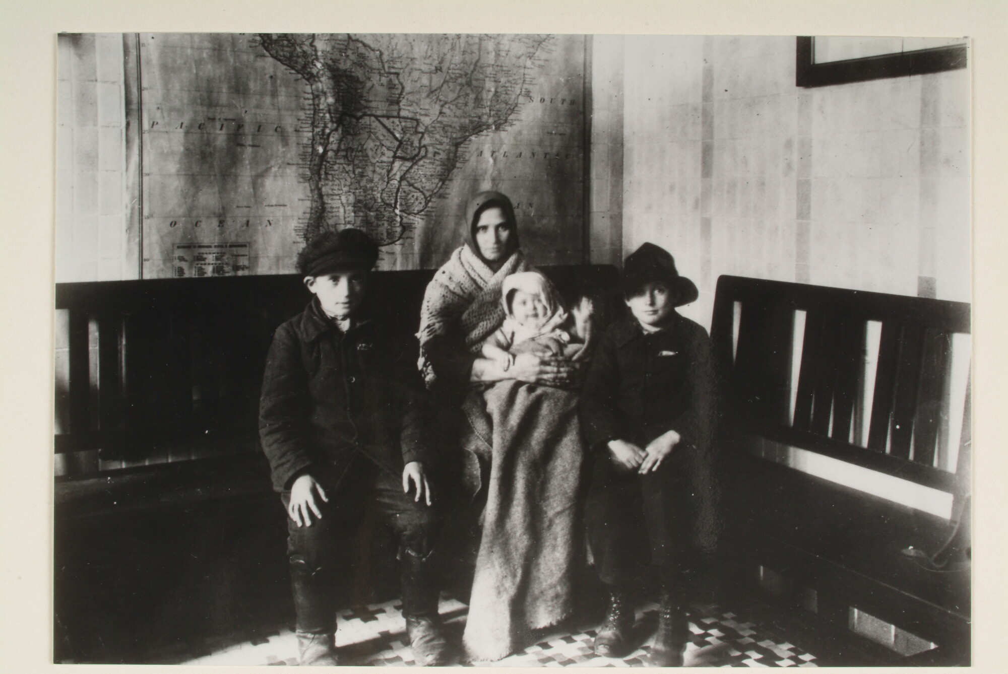 1997.1098; Reproductiefoto's van het verblijf van emigranten in het Lloyd-Hotel te Amsterdam (loods Rietlanden), 1923; fotoreportage