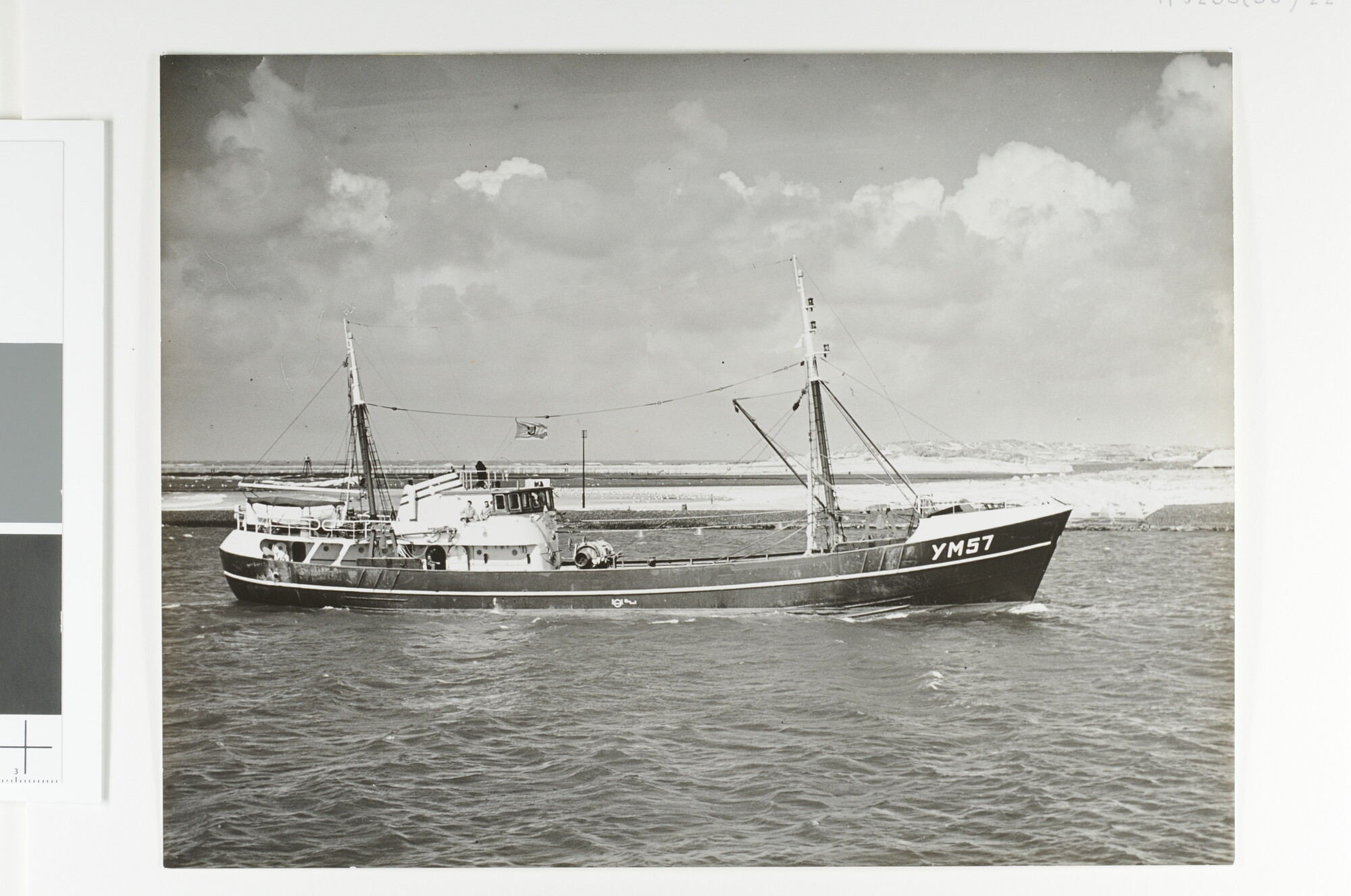 A.5260(08)22; De motortrawler 'Medan' (IJM 57) van NV; foto
