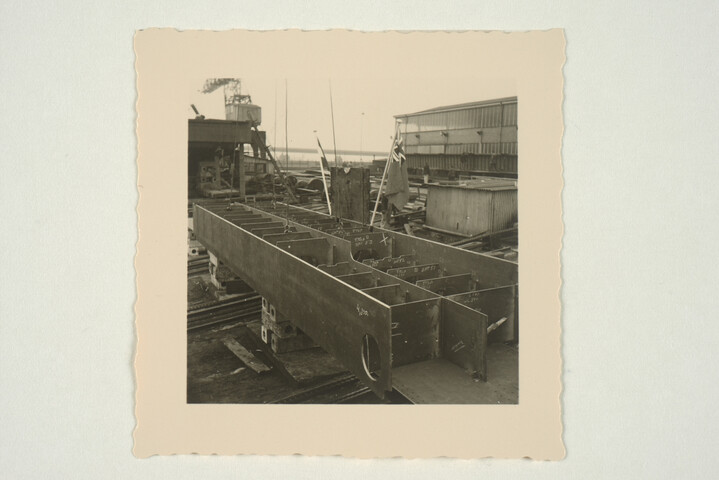 S.5219(12)0260; Foto's van de kiellegging van het Noord-Ierse (Laker) vrachtschip ms. 'Fair Head', op de dwarshelling van de ASM; fotoreportage