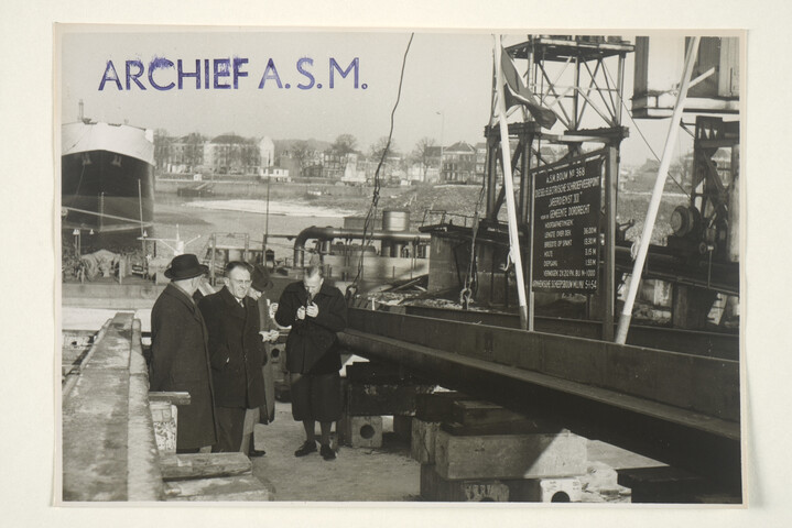 S.5219(12)0182; Foto's van de kiellegging van de veerpont Veerdienst XII; fotoreportage