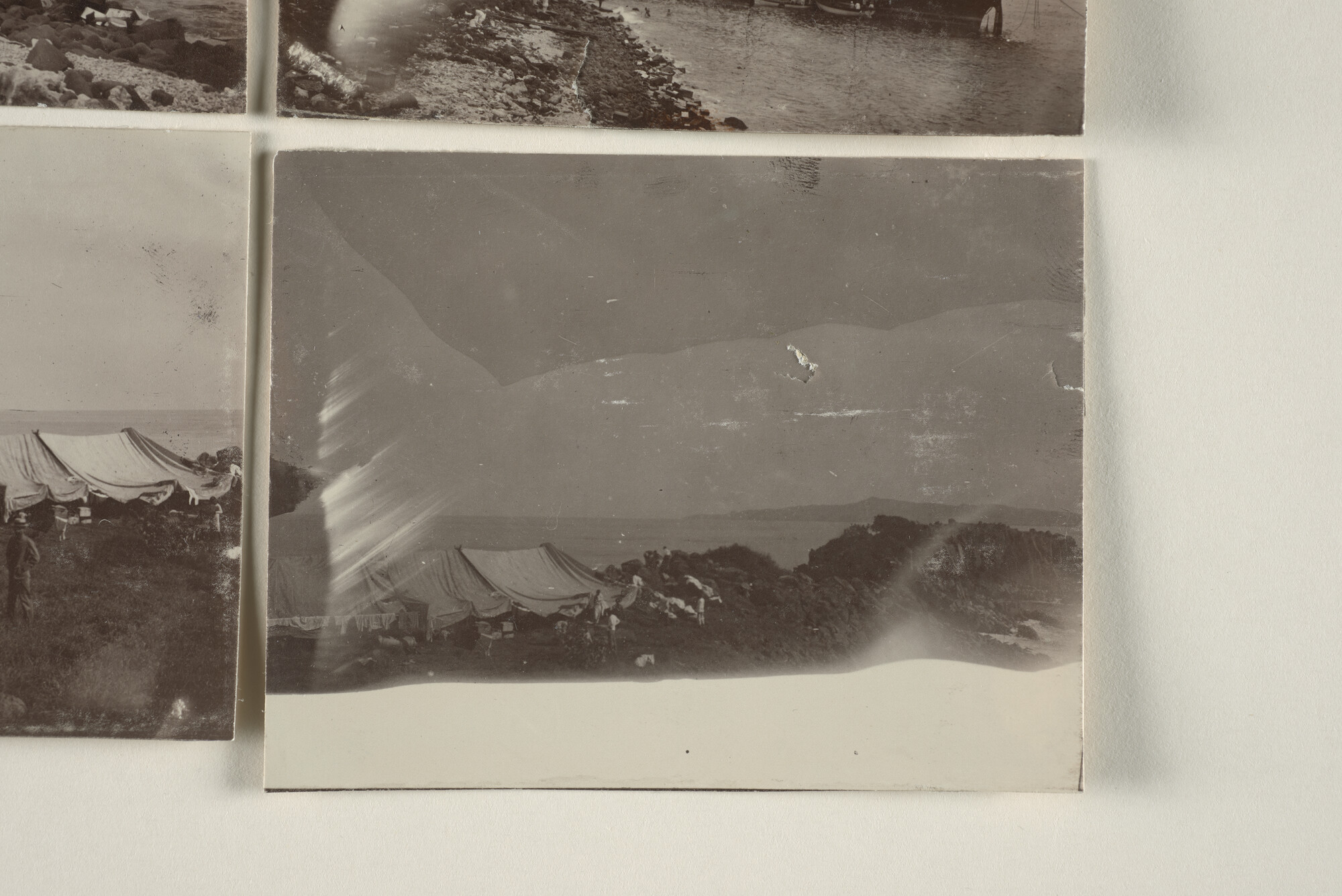 1994.1835; Foto's van de stranding het vracht- en passagiersschip ss. 'Van Imhoff' van de KPM op het eiland Barsoe Banda in 1911; fotoreportage