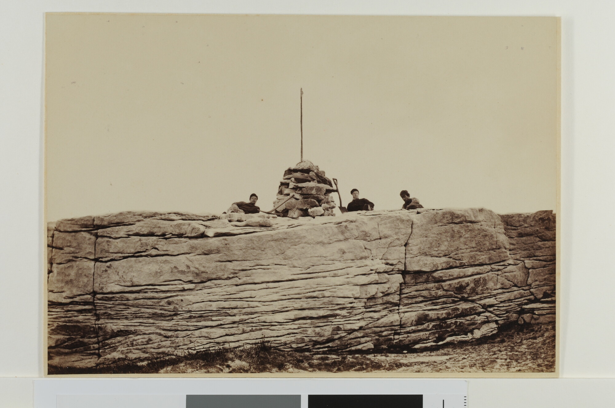 S.2956(04)01; Cairn op Northumberland eiland; foto
