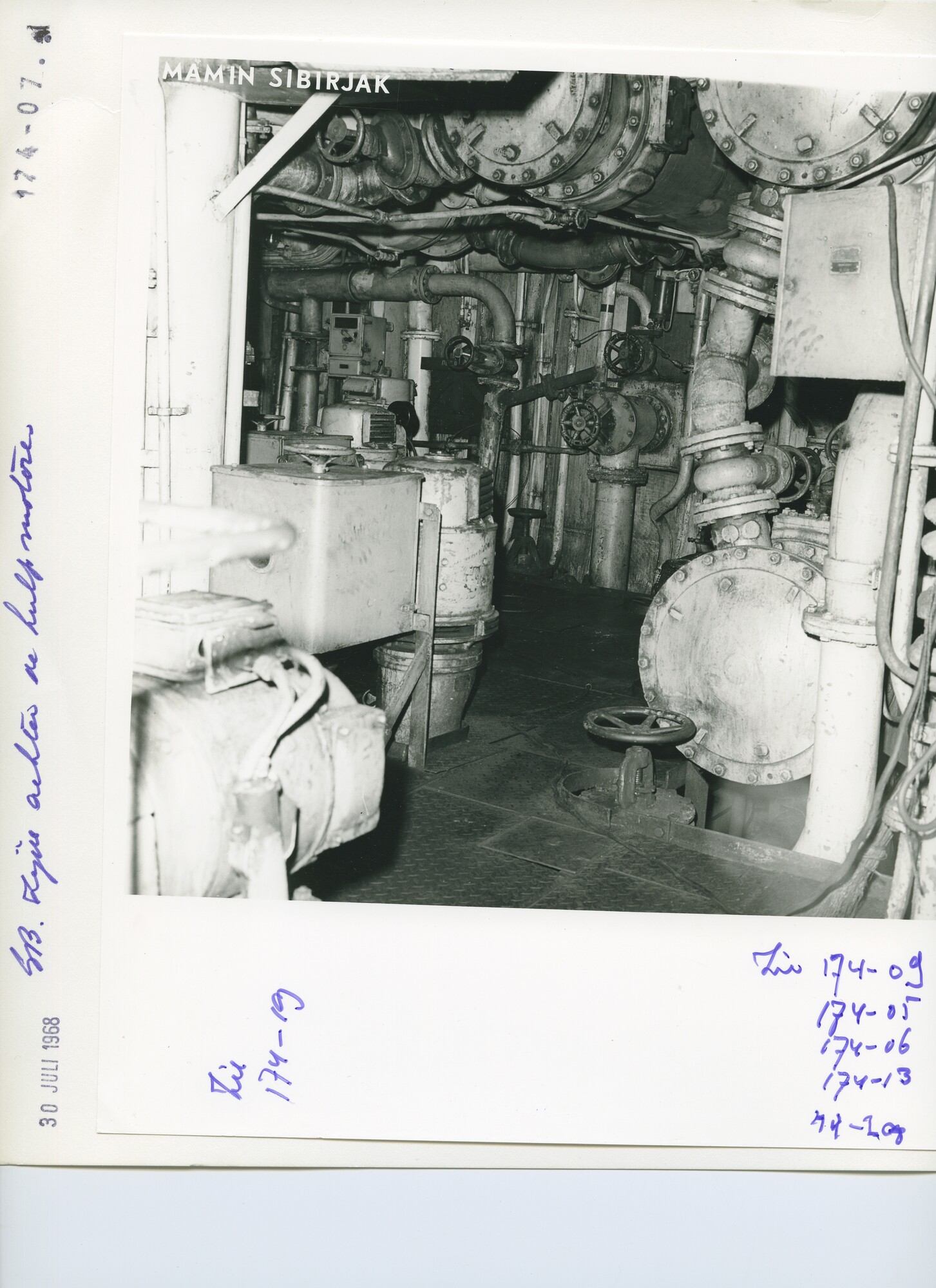 S.5444(04945)07; Interieurfoto van de machinekamer en het kombuis van het Sovjet visfabriekschip annex hektrawler 'Mamin Sibirjak' (M 403) tijdens een reparatiebeurt [...]; foto