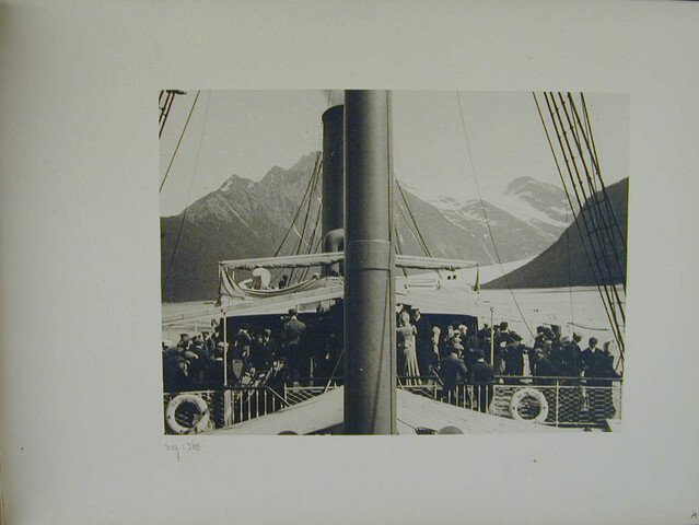 S.3986(02); Album met foto's door de passagiers van het ss. Ile de France; fotoalbum